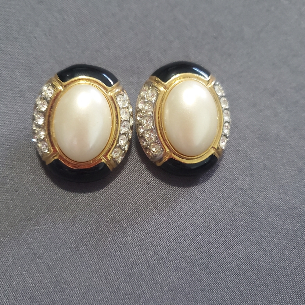 Designer Carol Lee, Vintage Clip On Earrings - Item 552